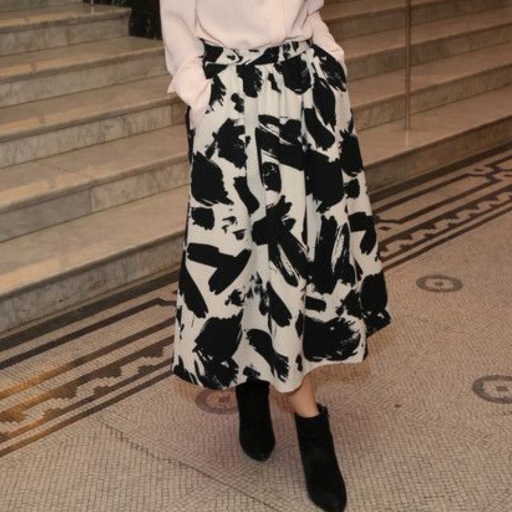 Black cream brush stroke midi full skirt size 6 (fits 4)